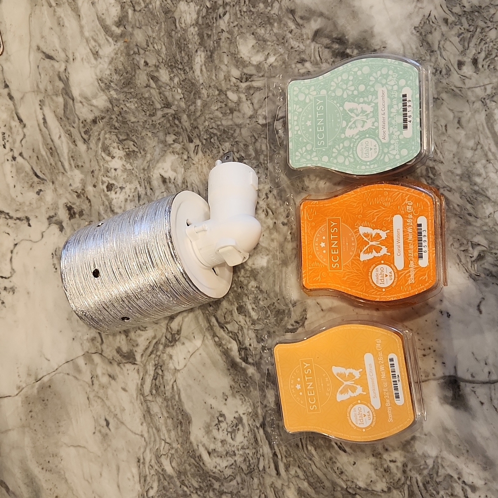 Scentsy warmer and melts